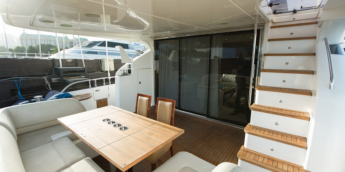 Продается моторная яхта PRINCESS 78 - стол на корме